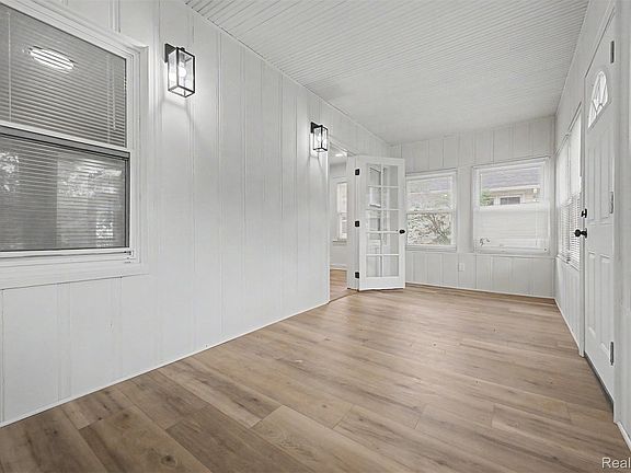 4th image of 3231 McDowell St