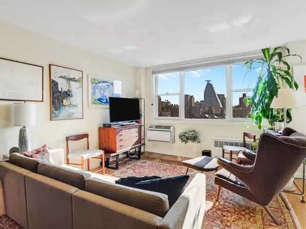 77 7th Avenue image 1 of 10