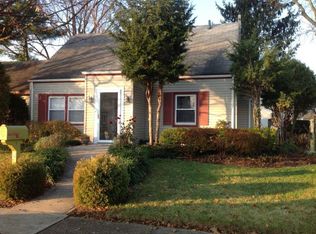 2 Swan Ln, Levittown, NY 11756