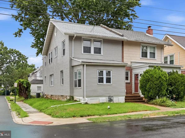 216 Woodlawn Ave, Collingdale, PA 19023