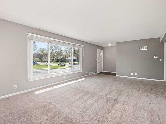 4th image of 701 1st St NE