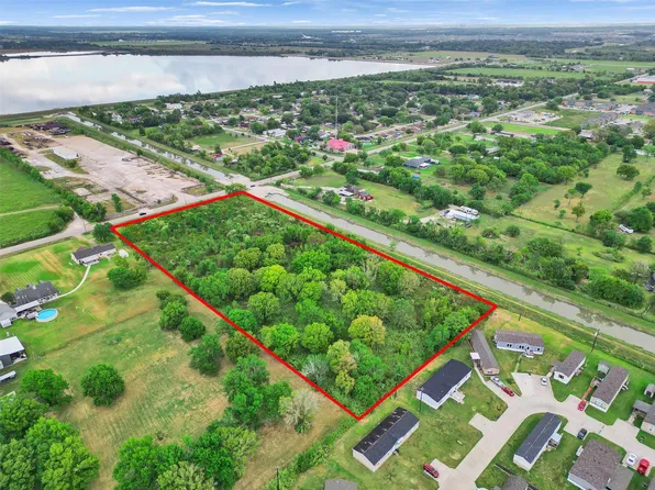 2020 E Wallisville Rd, Highlands, TX 77562