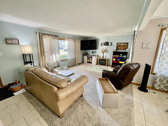5th image of 118 College St