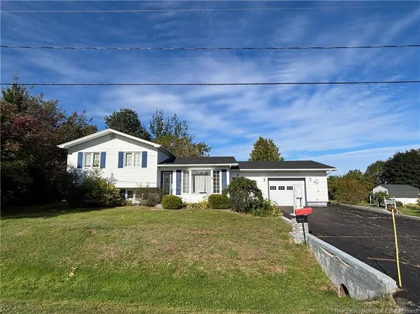 28 Carr St, Belledune, NB E8G 1Y6
