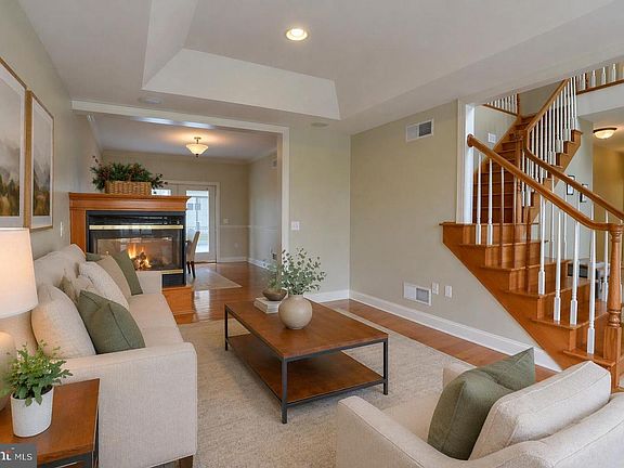 5th image of 10 Spring View Ct