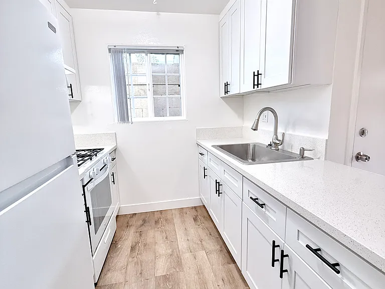 12521 Saticoy St #7 — Photo 10