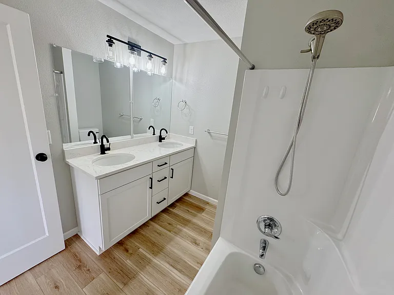 116 NE James St — Photo 12