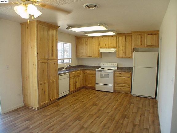 3rd image of 710-145 Alder St