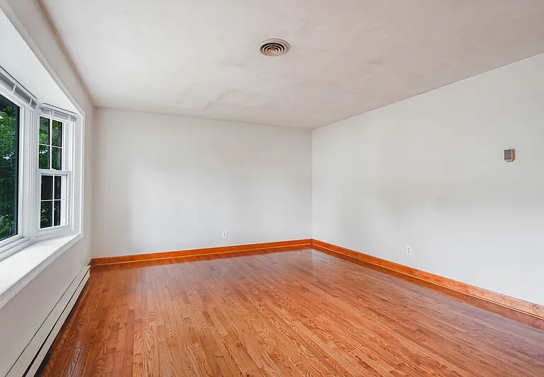 408 Deerwood Dr — Photo 4