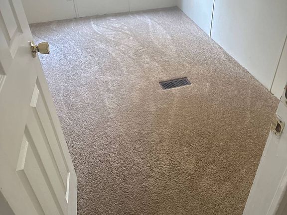 4th image of 28 Westgate Cir