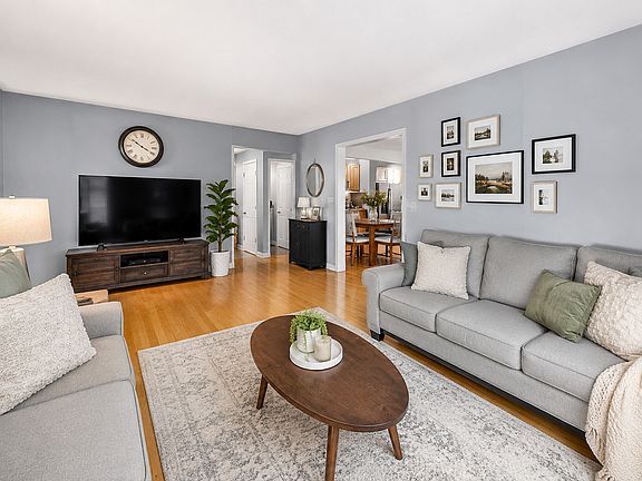 2nd image of 1551 Balmoral Ave #1551