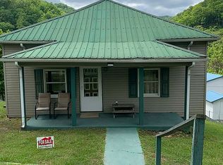 33 Church St, Matewan, WV 25678
