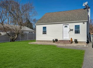 33 Lombardy Dr, Shirley, NY