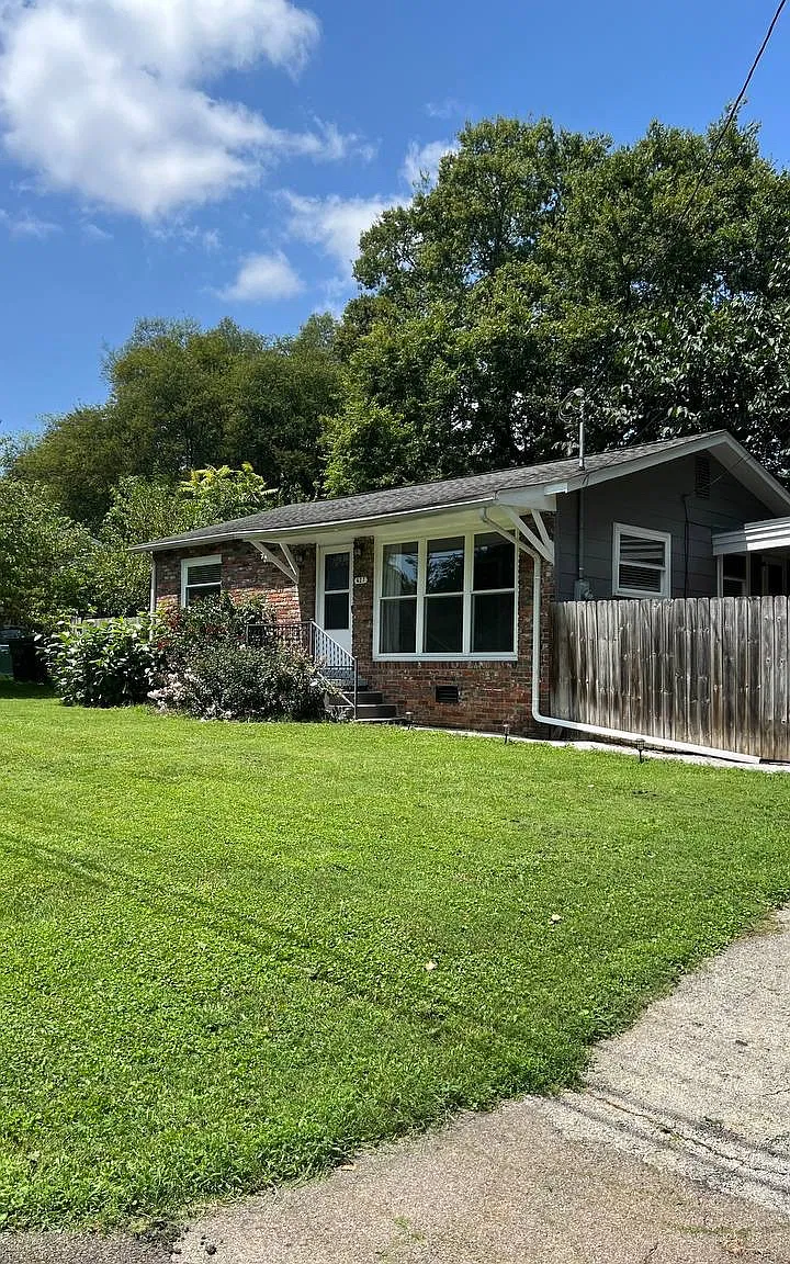 427 Howell Ave — Photo 2