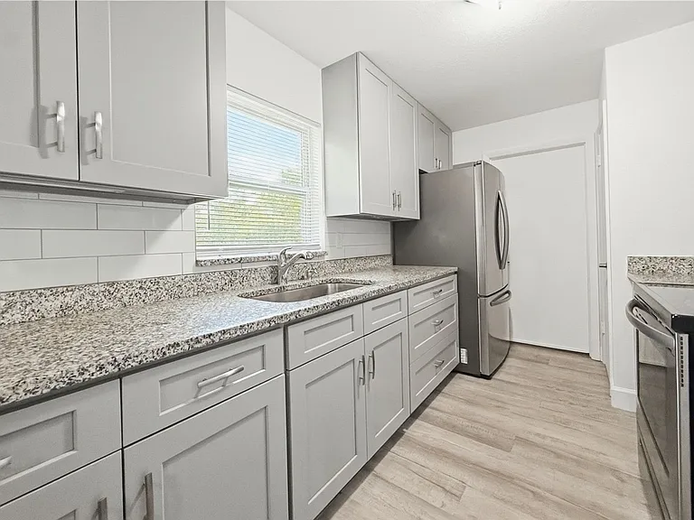 530 Obispo Ave — Photo 9