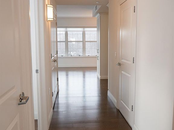4th image of 10 Byron Place #601