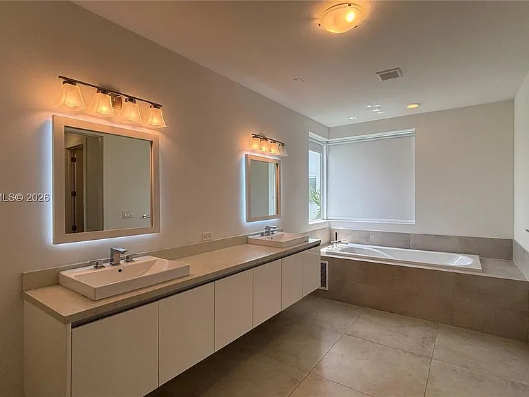 10108 NW 77th St — Photo 57