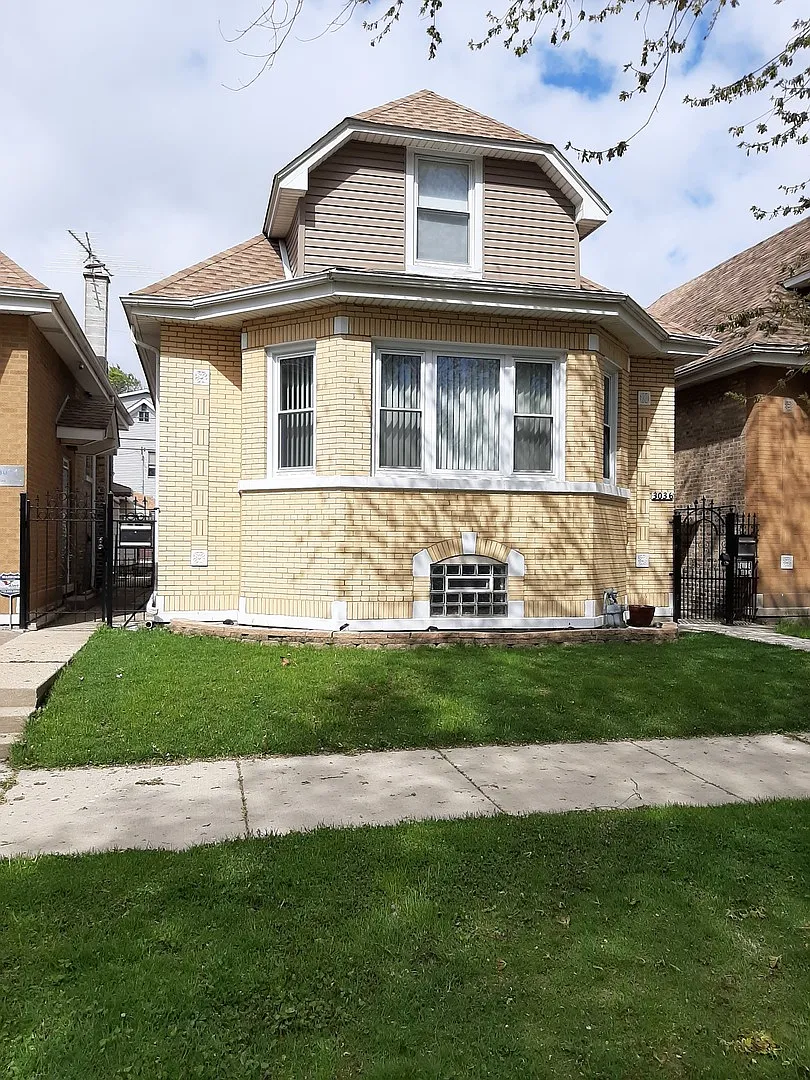 3036 N Lowell Ave photo 1
