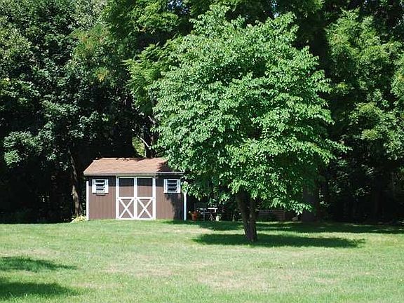 3rd image of 64 Crestwood Cir