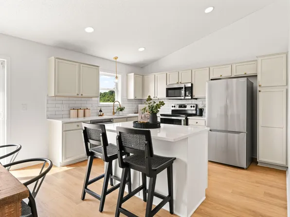 738 7th St N, Montrose, MN 55363