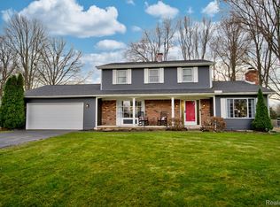 6214 Golfview Dr, Burton, MI 48509