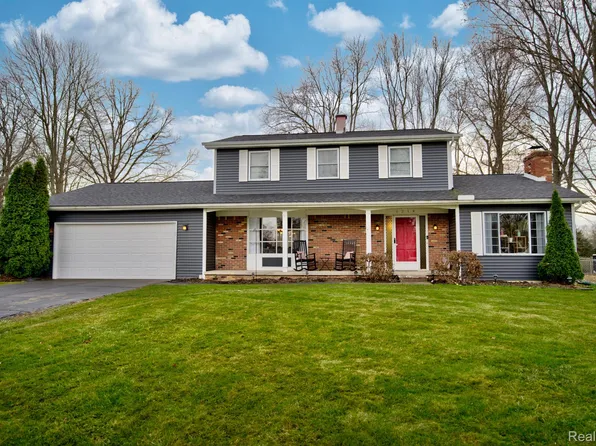 6214 Golfview Dr, Burton, MI 48509