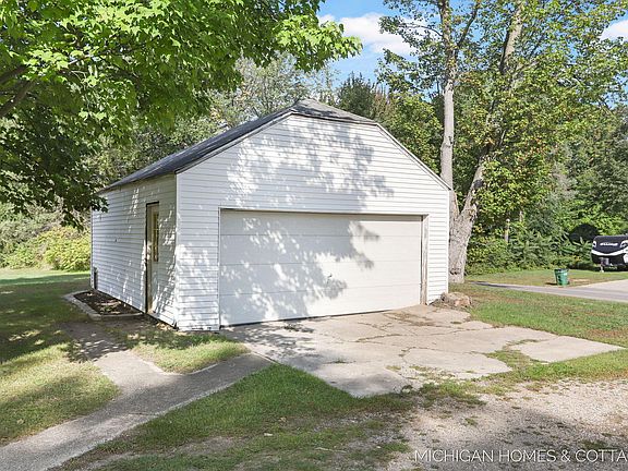 4th image of 9561 96th Ave