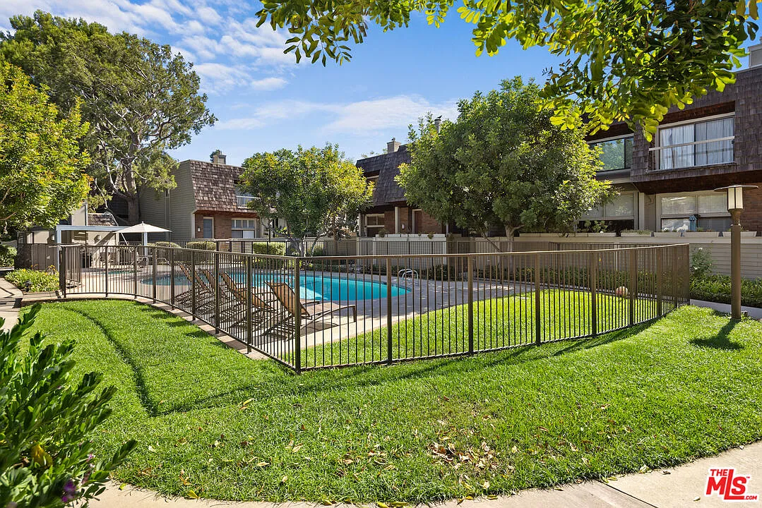 3 bed, 2.5 bath, 1585 sqft, $5,995 — Photo 2