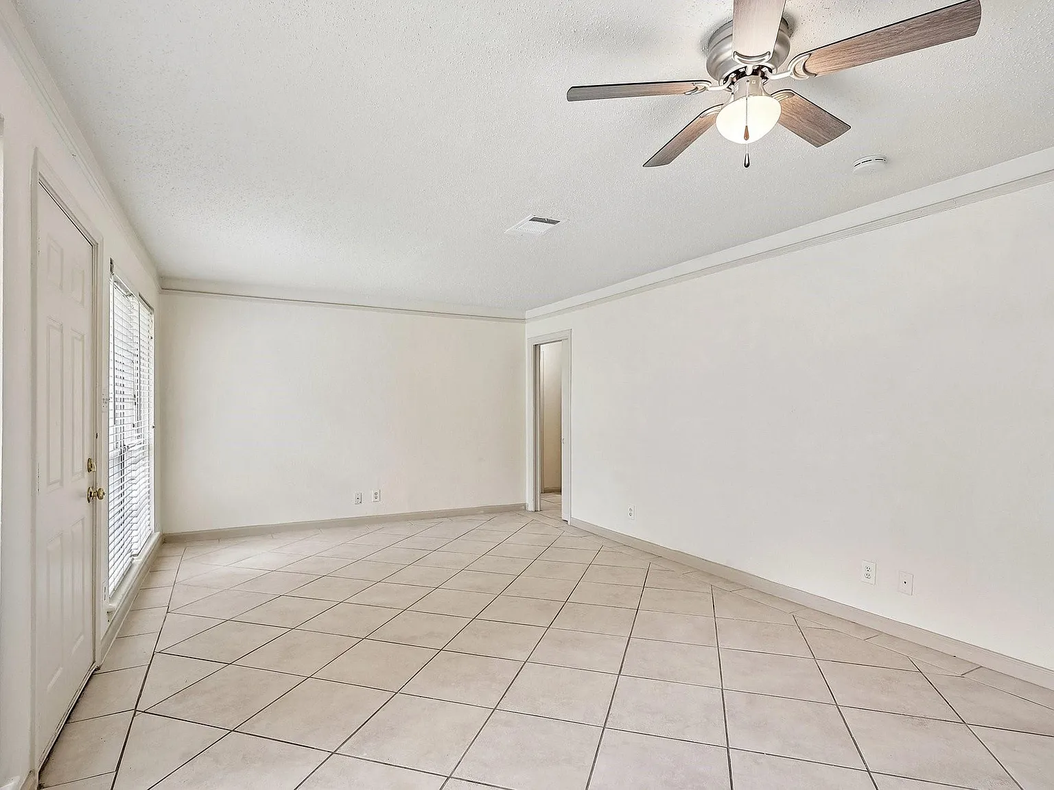 3 bed, 1.5 bath, 1300 sqft, $1,845 — Photo 4