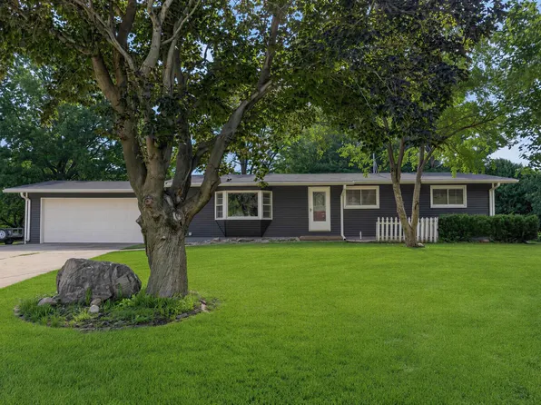 9042 Douglas Dr, Waterloo, IA 50701