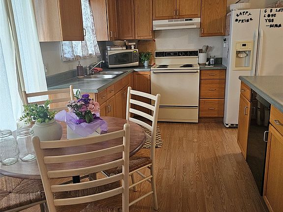 5th image of 409 Hazelhurst Drive SE