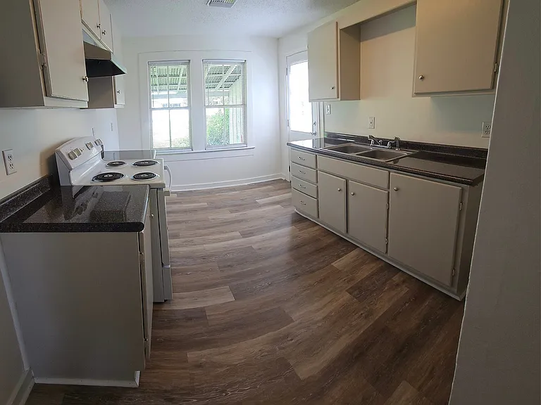 402 S Main St — Photo 3