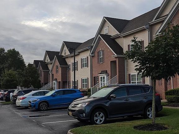 3rd image of 405 Juniper Ct #405