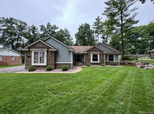 5851 Kingfisher Ln, Clarkston, MI 48346