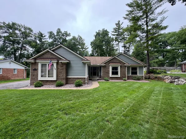 5851 Kingfisher Ln, Clarkston, MI 48346
