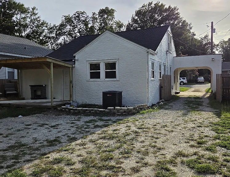 Parking in rear beside apt.