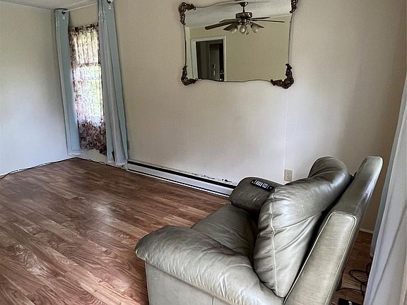 4th image of 821 3rd Ave W
