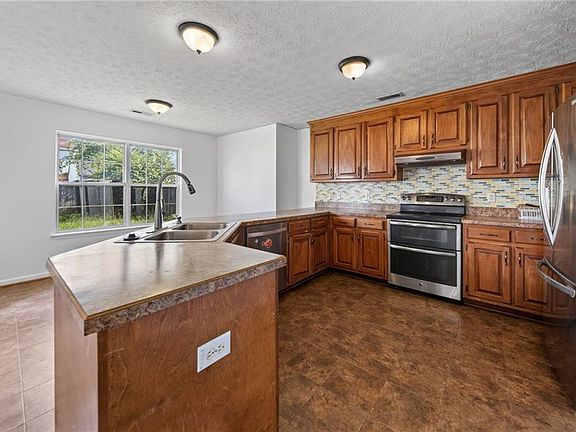 4th image of 724 Kings Ridge Dr