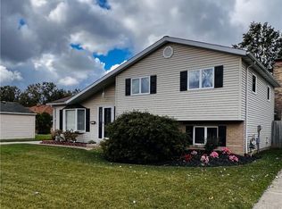 943 Eastlake Dr, Eastlake, OH 44095