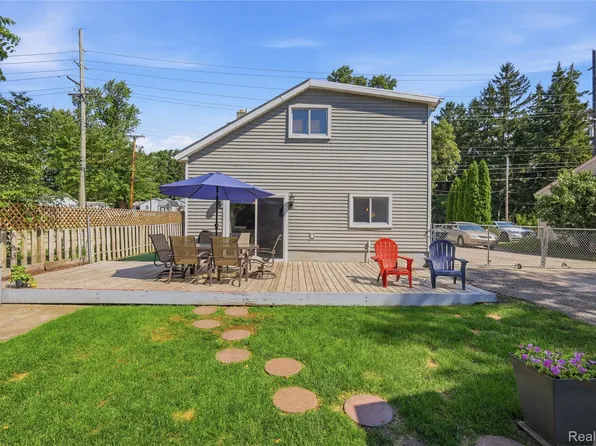 572 Atwater St, Lake Orion, MI 48362