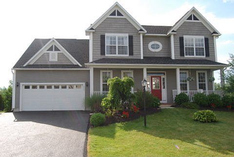 Lovely Transitional Colonial in great neighborhood