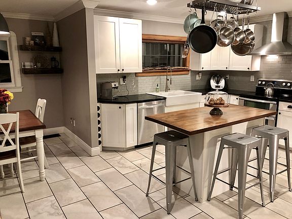 Crown molding in Kit+Dining 