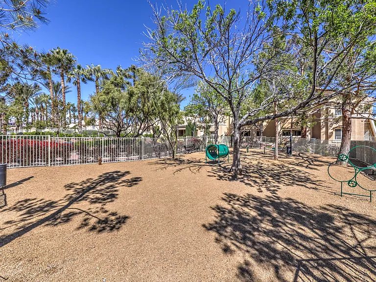 La Villa Estates Apartments — Photo 18
