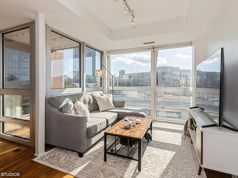 744 W Fullerton Ave #404 — Photo 9