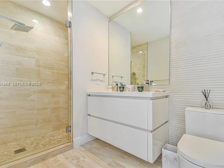 100 S Pointe Dr #2806 — Photo 25