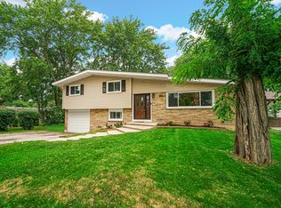 961 N Midlothian Rd, Mundelein, IL 60060