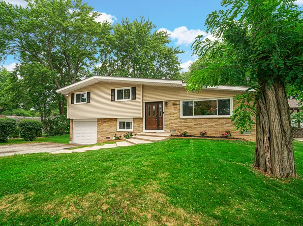 961 N Midlothian Rd, Mundelein, IL 60060