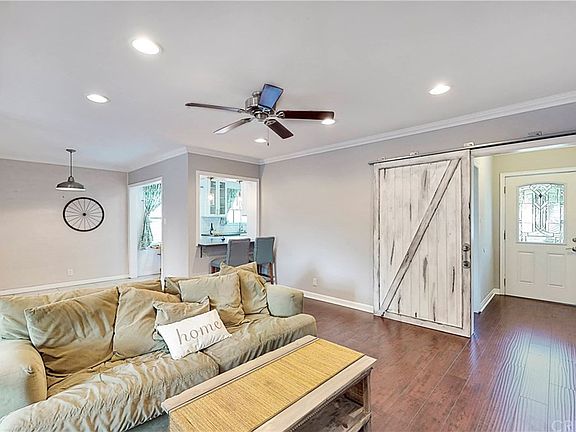 4th image of 8039 Genesta Ave
