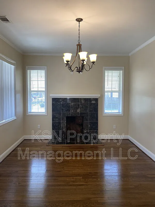 3 bed, 1.5 bath, 1263 sqft, $1,900 — Photo 2