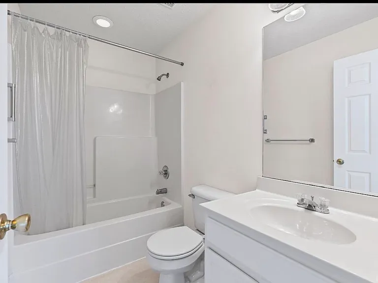 Full bathrom/Room 1